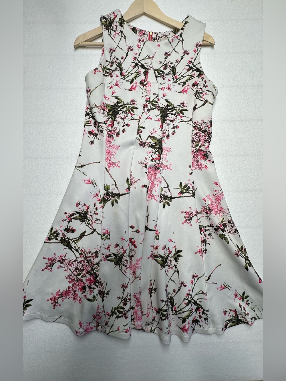 Flattering Size 10 Floral A-Line Sleeveless Dress in White, Pink, & Green - Picture 1 of 7